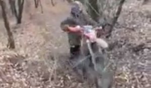 Un motard perd le contrôle de sa moto et celle-ci finit garé debout contre un arbre !