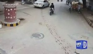 Un motard renversé par un buffle qui se baladait en pleine rue...