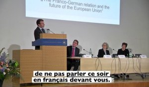 L'usage aurait voulu que je parle en français. | Emmanuel Macron