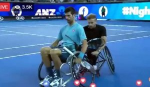 Novak Djokovic essaye le tennis en fauteuil roulant et assure le spectacle