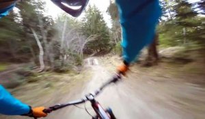 Kilian Bron force une conduite en VTT sans user ses freins en pleine forêt