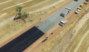 Un drone filme le bitumage d'une route