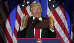 Oui Donald Trump joue de l'accordéon pendant ses discours