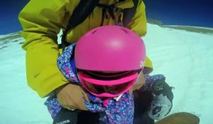 Un papa et sa fille surfent ensemble sur la neige, et la manière dont ils le font vous coupera le souffle !