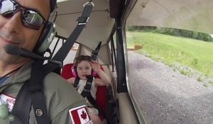 Ce pilote fait découvrir à sa fille de 4 ans des acrobaties en avion... La réaction de la petite est hilarante !