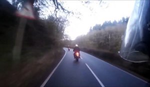 Un automobiliste freine devant un motard, provoque sa chute...