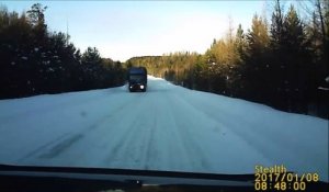 Une voiture se fait percuter par un véhicule qui double un camion sur une route enneigée !