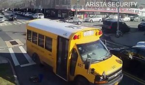 Une femme se fait écraser par un bus scolaire au passage-piétons !