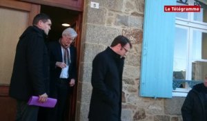 Manuel Valls se prend une gifle par un jeune homme lors d'une visite à Lamballe