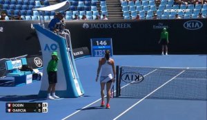 Open d’Australie : Océane Dodin signe le point le plus improbable du début de tournoi.
