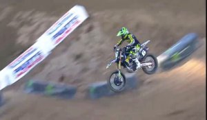 Supercross : Il chute et fait littéralement un looping avant de retomber debout