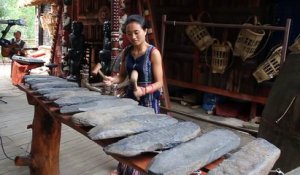 Cette Vietnamienne crée d'incroyables sonorités en frappant sur ces mystérieuses pierres. Impressionnant !