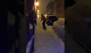 Un homme se fait percuter par une voiture en descendant une route en snowboard !