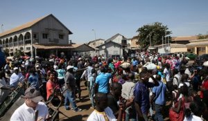 Gambie : l'ex-président Yahya Jammeh parti en exil ; le nouveau, Adama Barrow, toujours pas arrivé