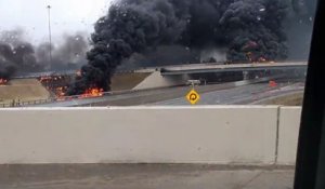 Un accident de camion provoque un énorme feu