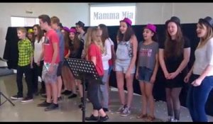 Luneville : les eleves du college Bichat chantent la comedie musicale "Mama mia" dans la langue de...