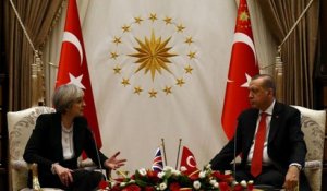 Après Trump, Theresa May courtise Erdogan