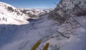 Un skieur se fait surprendre par une falaise!