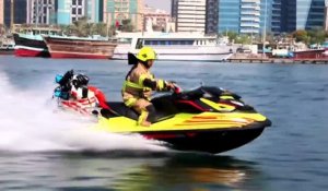Un pompier éteint un incendie avec un Jetpack à Dubaï