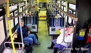 Etats-Unis: Découvrez les images impressionnantes d'un accident entre un bus et un pick-up - Regardez
