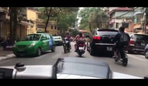 Un scooteriste roule comme un malade au milieu de la circulation...