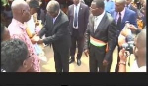 Le président Alassane fait des dons de kits alimentaires aux populations du district d'Abidjan