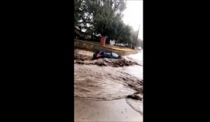 Cette femme voit sa voiture avalée par l'inondation