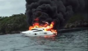 Un bateau prend feu dans le port de Sydney !