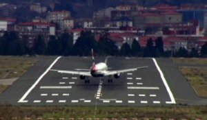 Plane struggles to land in heavy winds at San Sebastian airport