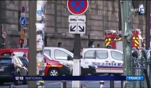 Paris : des militaires agressés à la machette par un homme au Louvre