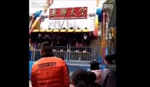 Un touriste éjecté d'un manège en Chine - Accident terrible