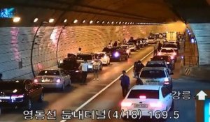 Accident dans un tunnel, les automobilistes s'organisent (Corée du sud)