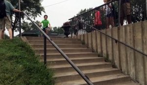 Un enfant descend des escaliers en VTT et ce n’était pas une bonne idée !