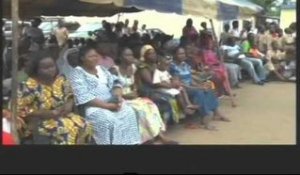 Mme Henriette Konan Bedié a rendu visite au Enfants de l'école ivoirienne des sourds de Yopougon