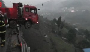 En Chine, un camion reste coincé en équilibre au bord d'une falaise