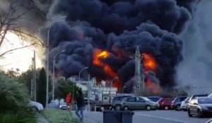 Gigantesque incendie dans une usine de produits chimiques à Paterna