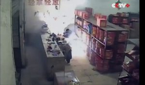 Ivre il met le feu à une boutique de feux d'artifice