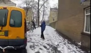 Un policier Néerlandais participe à une bataille de boules de neige avec des enfants