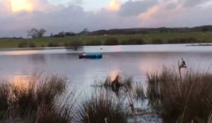 Piégé par ses potes il se retrouve entrain de dormir en plein milieu d'un lac !