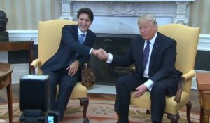 Justin Trudeau résiste à la poignée de main de Donald Trump