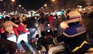 Un policier gaze des fans du PSG qui font la fête à Paris