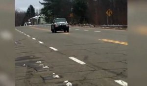 Cet Américain expérimente sa voiture à plus de 60 km/h en passant la marche arrière