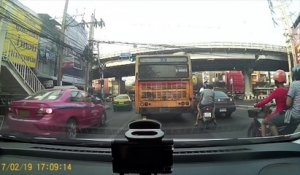 Un Bus manque de tuer un passager de scooter à Bangkok