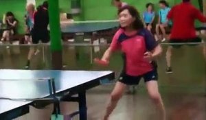 Elle est tellement forte au ping-pong à tel point qu'elle n'a pas besoin de raquette