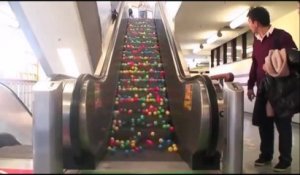 Hypnotisé par des balles dans un escalator