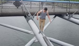 Russie : un jeune homme escalade un pont et chute par accident