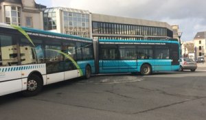 Un bus en panne sur un rond-point