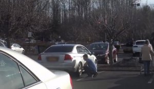 Il montre comment ouvrir une voiture sans clef