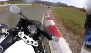 Ce motard fait une belle chute sur un circuit