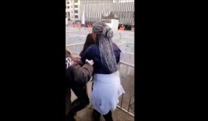 Une supportrice qui porte un maillot du PSG se fait agresser par des supporters marseillais